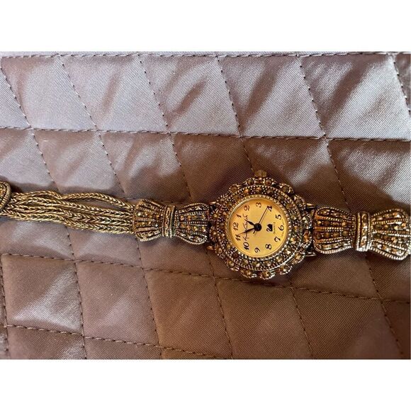 Lady"s Jaclyn Smith Watch - Picture 2 of 4